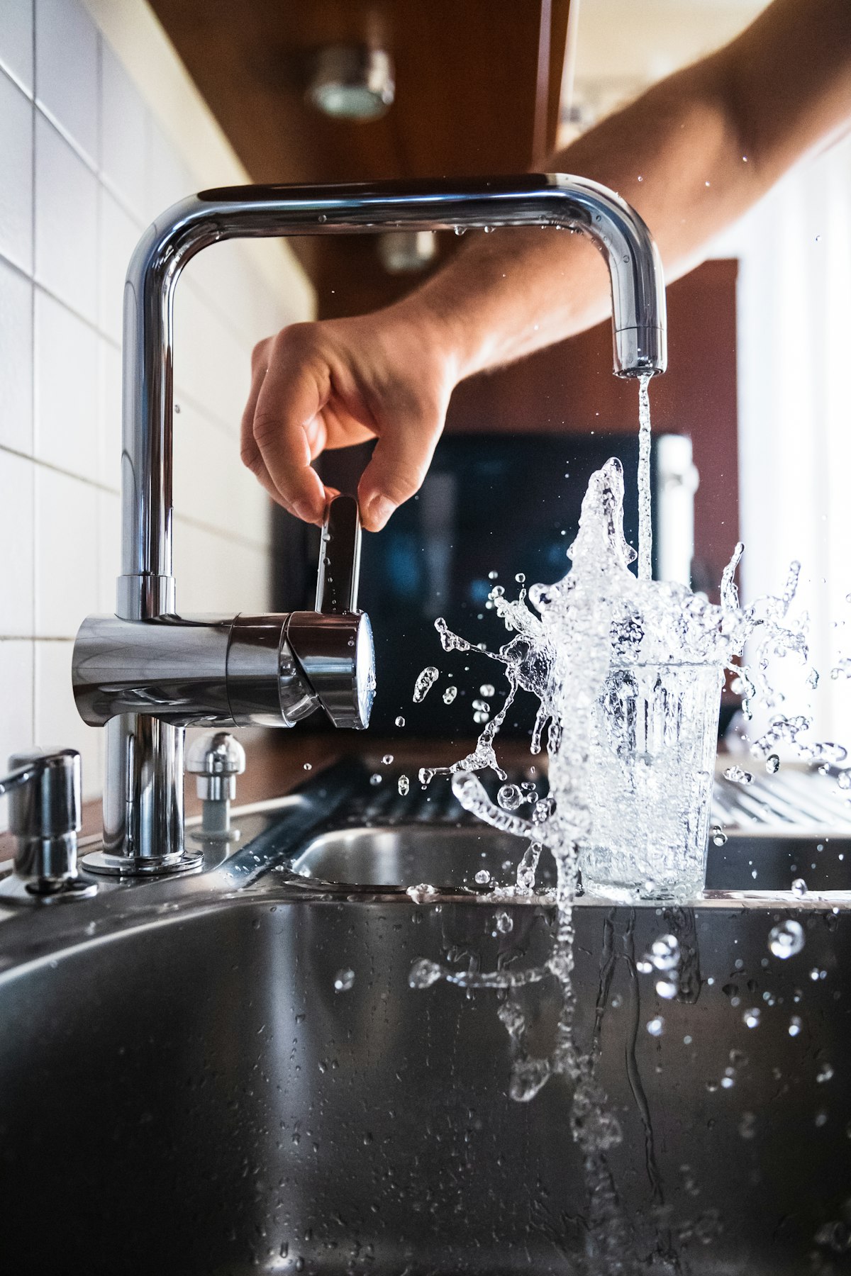 Modern kitchen faucet fixture